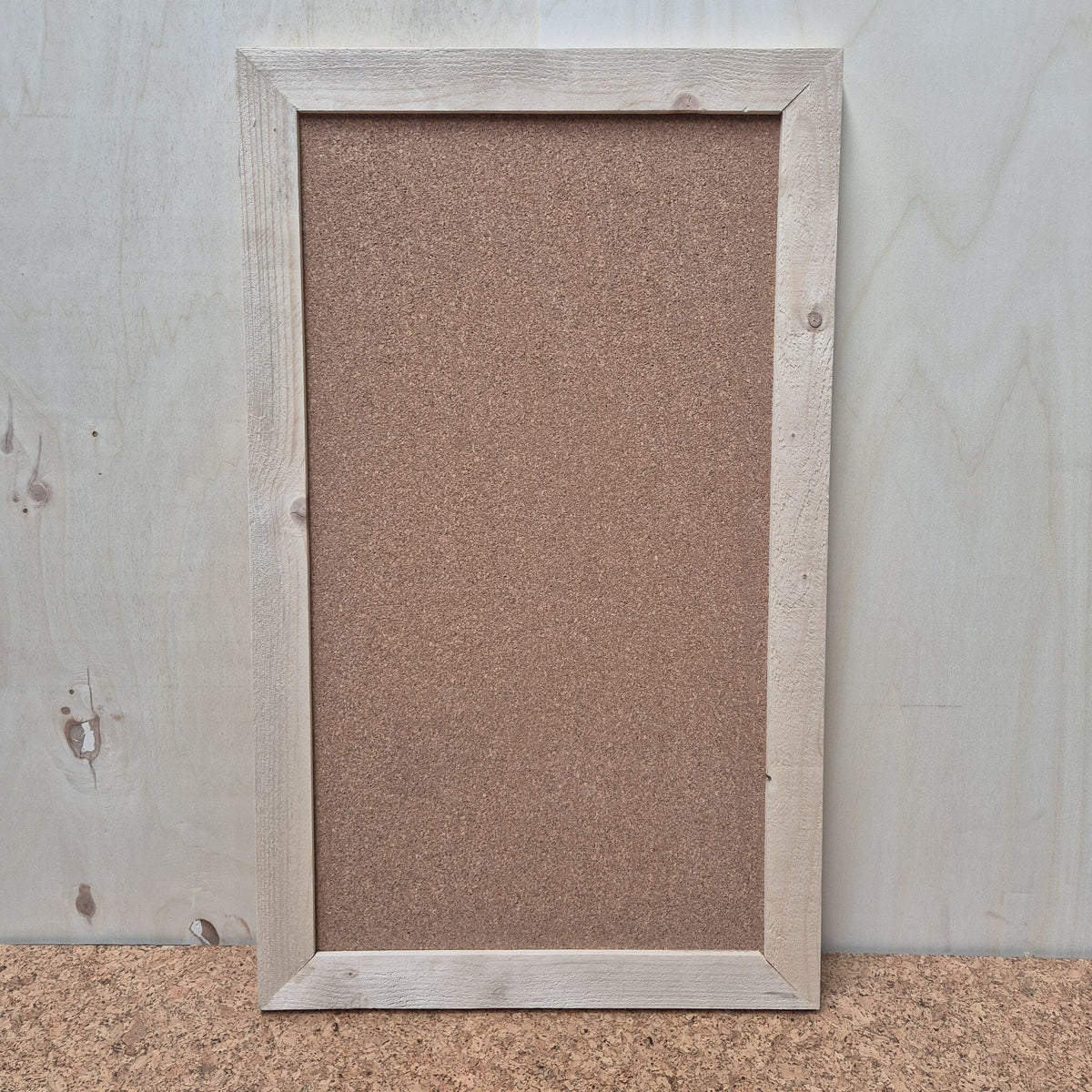 Kurk24 OUTLET - Prikbord met steiger houten lijst - 60 x 99 cm