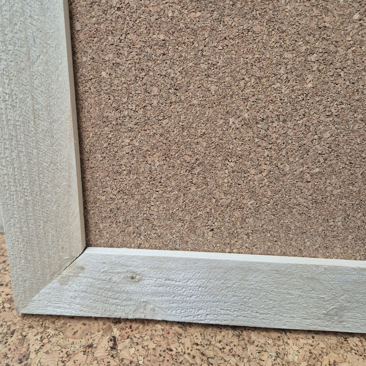 Kurk24 OUTLET - Prikbord met steiger houten lijst - 60 x 99 cm