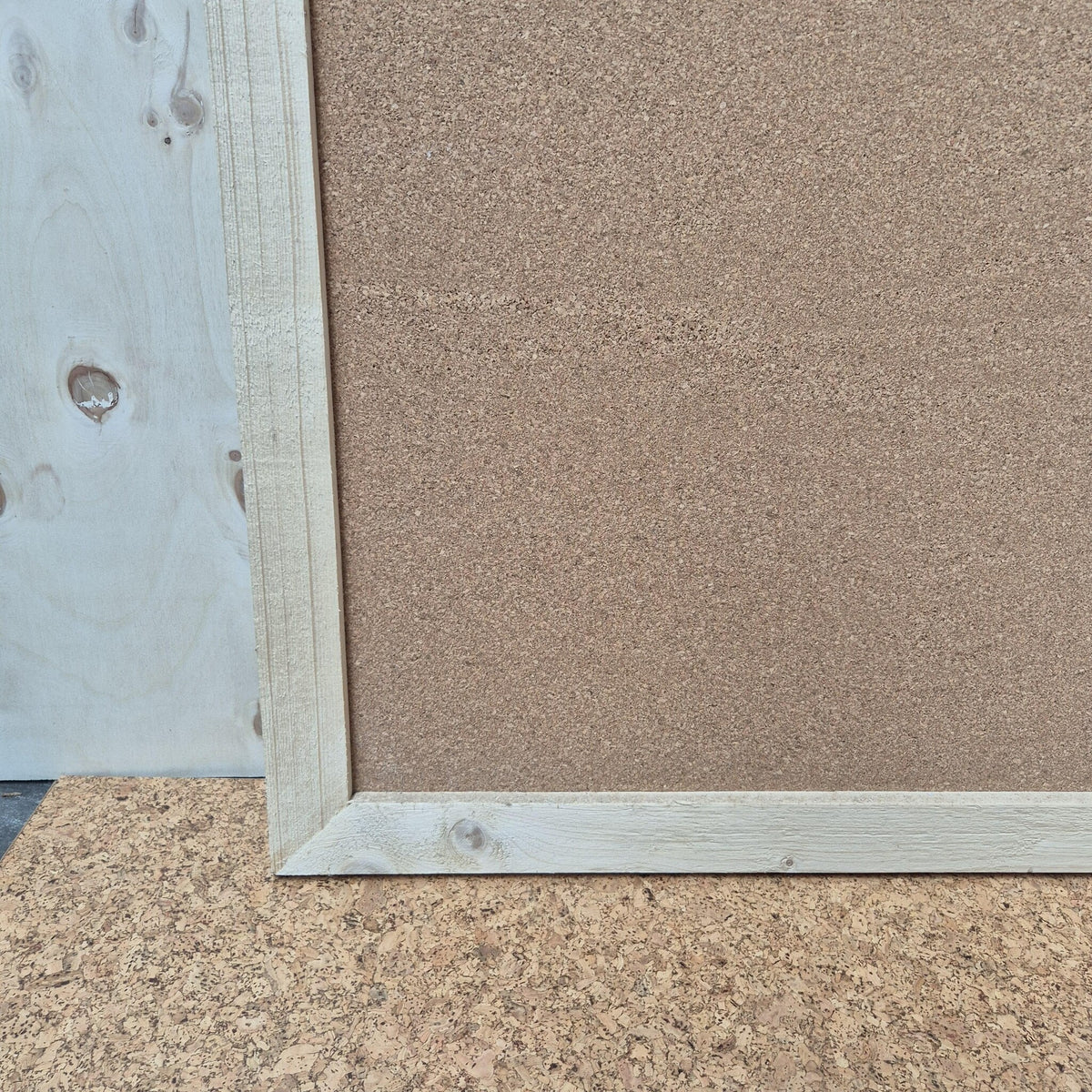Kurk24 OUTLET - Prikbord met steigerhouten lijst - 100 x 118 cm